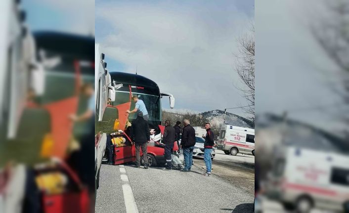 Yolcu otobüsü ile otomobil çarpıştı: 1 ölü, 1 ağır yaralı