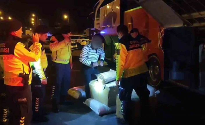 Yolcu otobüsünden torba torba kaçak tütün çıktı: 3 gözaltı