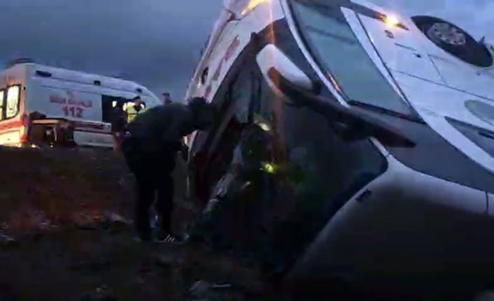 Yoldan çıkan otobüs tarlaya uçtu: 2 ölü, 25 yaralı