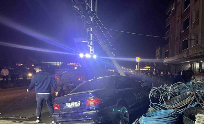 Yoldan çıkan otomobil elektrik direğine çarptı
