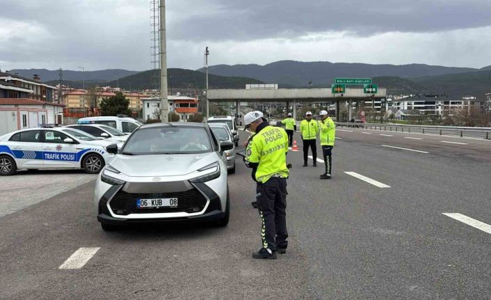 Yollarda bayram dönüşü hareketliliği: Polisler tek tek denetledi