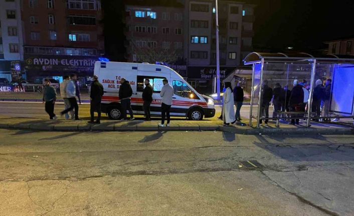 Yolun karşısına geçmek isteyen adama ambulans çarptı