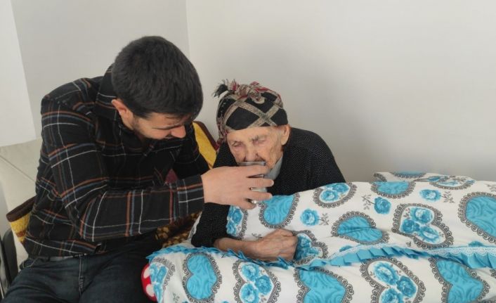 102 yaşındaki Kezik nineye çocukları gözü gibi bakıyor