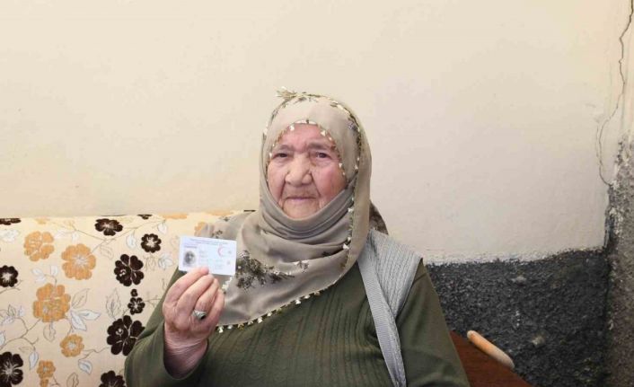 114 yaşındaki Makbule Nine’ye sağlık ekiplerinden doğum günü sürprizi