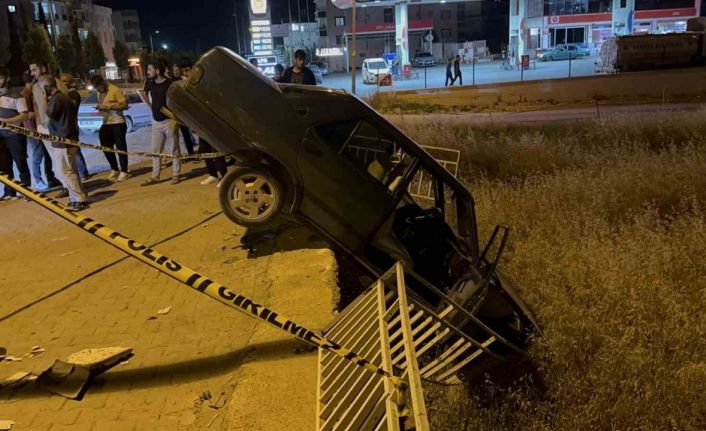 16 yaşındaki sürücü kaldırımdaki panoya çarptı