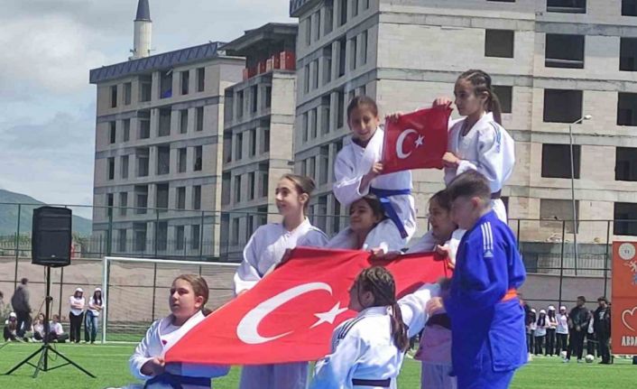 19 Mayıs Atatürk’ü Anma, Gençlik ve Spor Bayramı Ardahan’da coşkuyla kutlandı