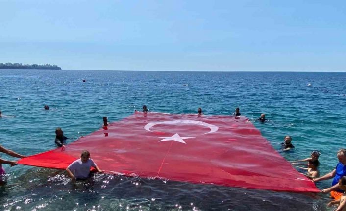 19 Mayıs’ı denizde dev Türk bayrağı açarak kutladılar