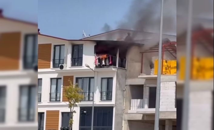 3 katlı binanın çatı katı alevlere teslim oldu