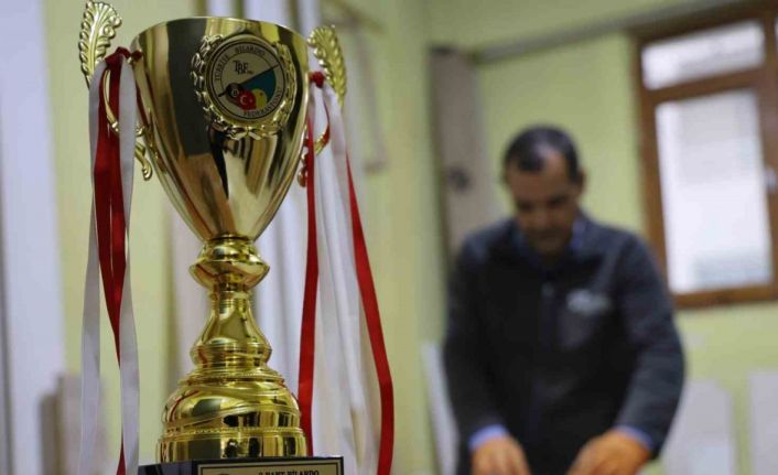 60 yaşında Türkiye Bilardo Şampiyonu mesleğiyle dikkat çekiyor