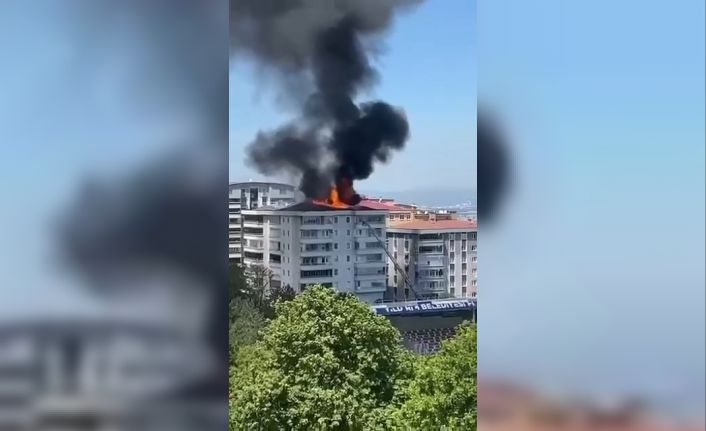 6 katlı binanı çatısı küle döndü