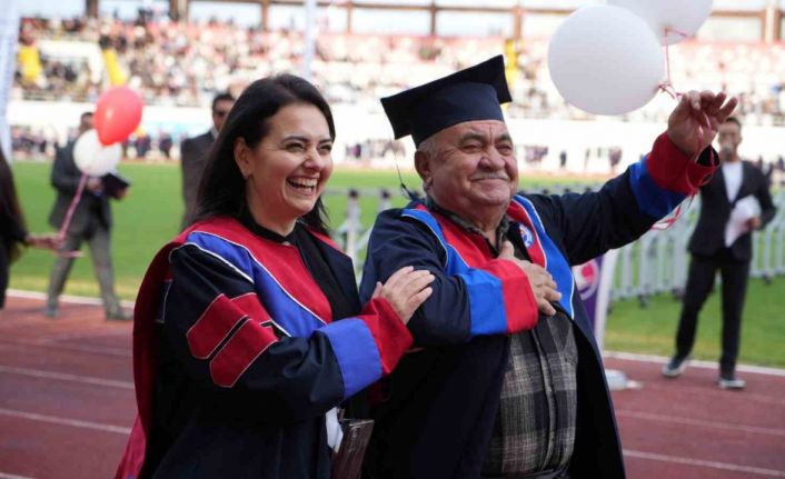 76 yıl sonra gelen mezuniyet: Hayaller üniversite mezuniyet kortejinde gerçek oldu