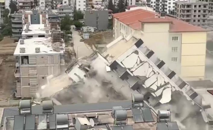 7 katlı bina iş makinesinin darbesiyle kağıt gibi yerle bir oldu