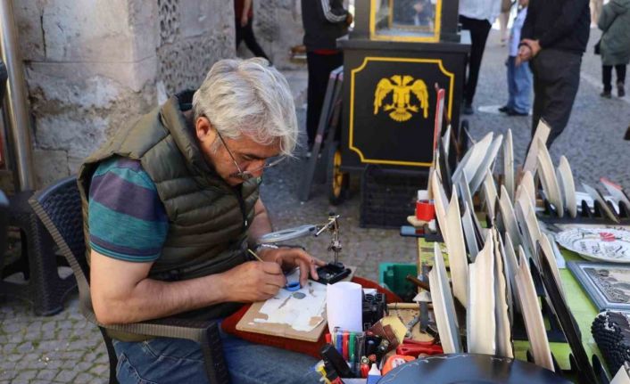 8 asırlık tarihi pirinç tanelerine işliyor