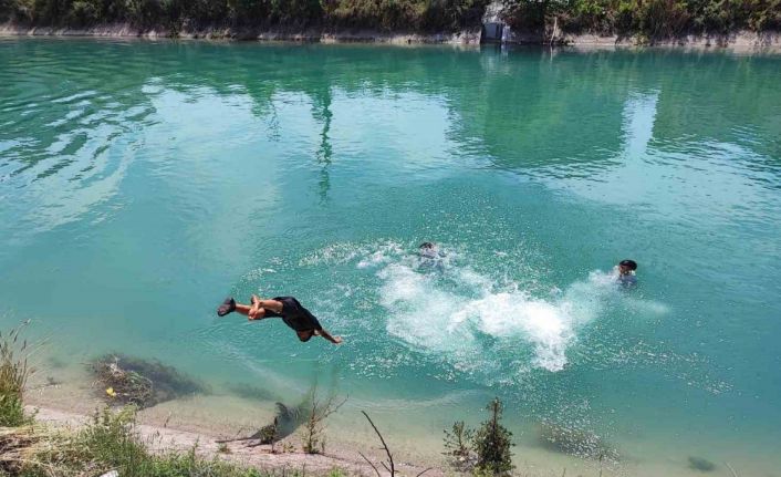 Adana’da havalar ısındı fırıncılar soğuk suyla, gençler yüzerek serinlemeye çalışıyor
