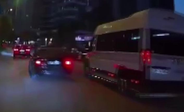 Adana’da makas atan otomobilin zincirleme kazaya neden olduğu anlar kamerada
