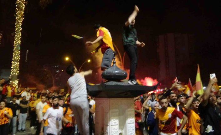 Adana’da şampiyonluk kutlamasında olay: Adana Demirspor taraftarları ile Galatasaraylılar birbirine girdi