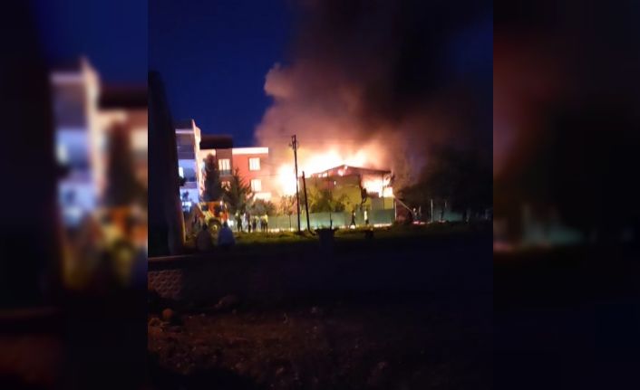 Adıyaman’da 2 katlı ev alev alev yandı