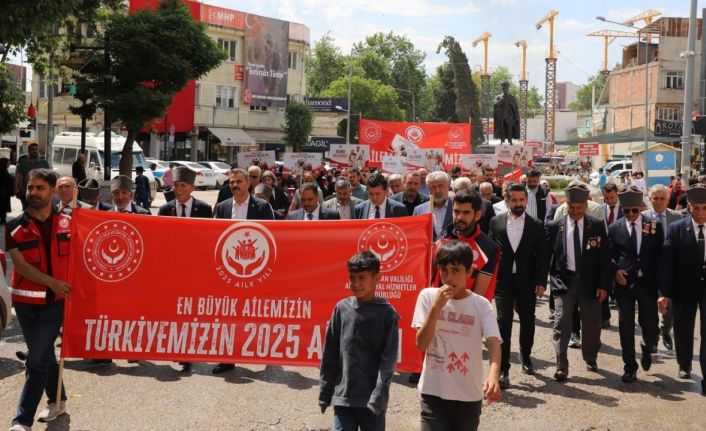 Adıyaman’da yüzlerce kişi ’aile’ için yürüdü