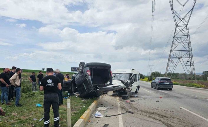 Afyonkarahisar’da kamyonet ile hafif ticari araç çarpıştı: 6’sı çocuk 9 yaralı