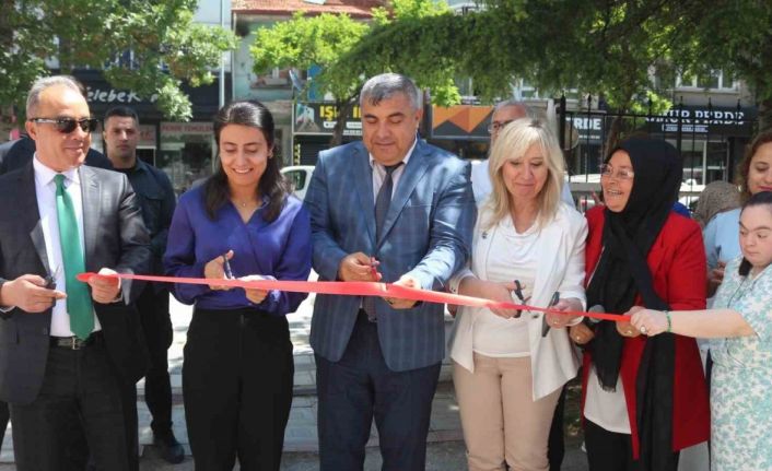 Afyonkarahisar’da özel yüreklerden anlamlı sergi