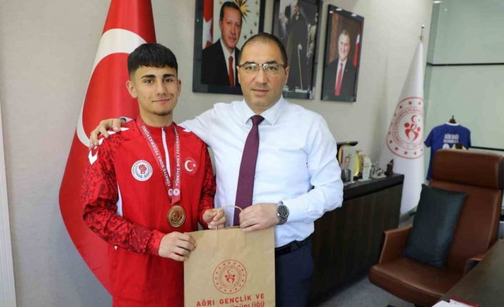 Ağrı Gençlik ve Spor İl Müdürü Çelebi, şampiyon sporcuyu tebrik etti