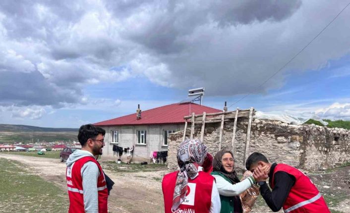 Ağrı Kızılay gönüllülerinden annelere anlamlı sürpriz