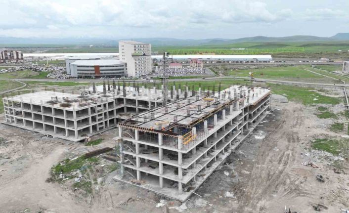 Ağrı’da Kadın Doğum ve Çocuk Hastanesi inşaatı sürüyor