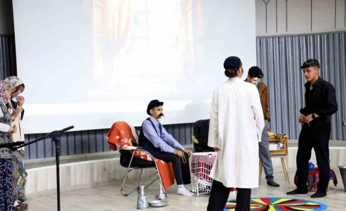 Ağrı’da "Okuyan Şehir Ağrı" projesi kapsamında şiir dinletisi ve tiyatro gösterisi düzenlendi