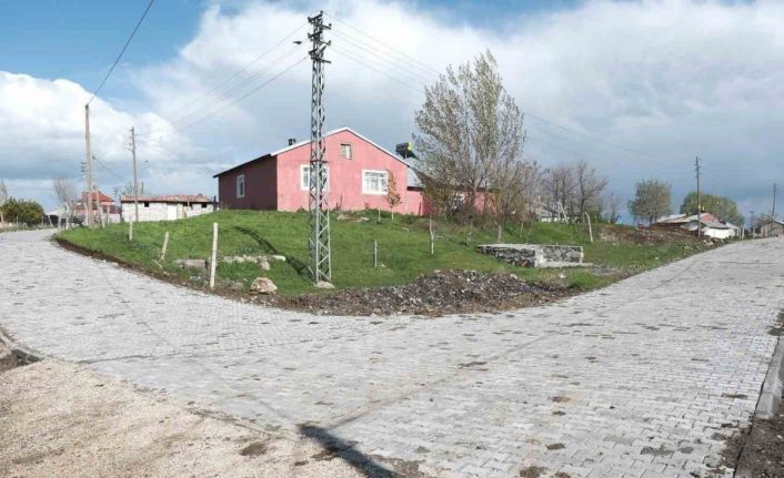 Ağrı’da Yolluyazı köy içi yoluna 3 bin metrekare kilit parke döşendi