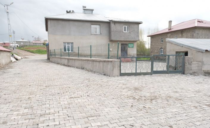 Ağrı’nın Çakıroba köyünde 3.500 metrekarelik kilit parke taşı çalışması tamamlandı