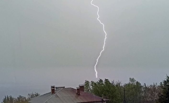 Ahlat’ta çakan şimşekler görsel şölen oluşturdu