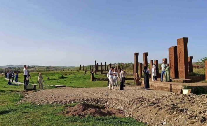 Ahlat’ta turizm sezonu hareketliliği: Selçuklu Meydan Mezarlığı ziyaretçi akınına uğruyor