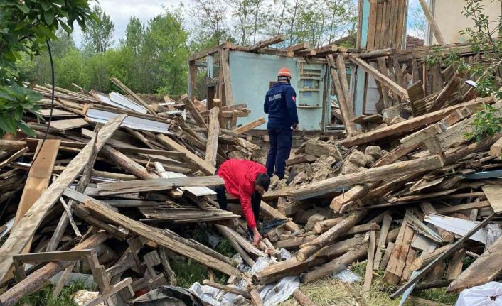 Ahşap evin yıkım çalışmasında 1 işçi göçük altında kaldı