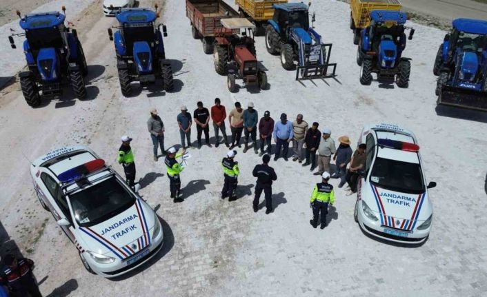 Aksaray’da jandarmadan çiftçilere eğitim, traktörlere reflektör