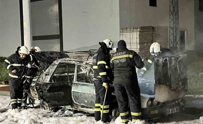 Aksaray’da yanan otomobil hurdaya döndü