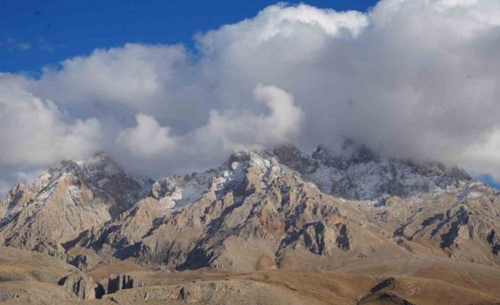 Aladağlar’da zirve tırmanışı yapan dağcılar erkek cesedi buldu