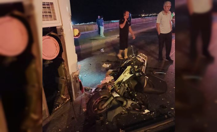 Alanya’da kırmızı ışıkta bekleyen otobüse çarpan motosikletin sürücüsü hayatını kaybetti