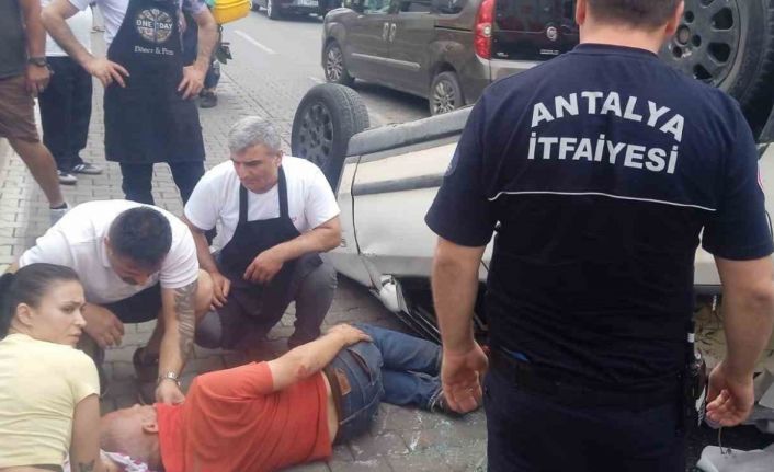 Alanya’da kontrolden çıkan kamyonet önce otomobile çarptı, ardından takla attı: 1 yaralı