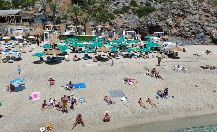 Alanya’da sıcak havayı fırsat bilen turistler Kleopatra Plajı’na akın etti