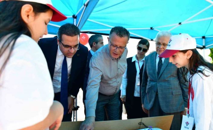 Alaşehir BİLSEM’de TÜBİTAK 4006 Bilim Fuarı açıldı