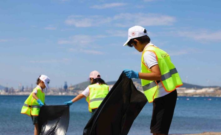 Aliağa’da öğrencilerle kıyı temizliği ve geri dönüşüm eğitimi