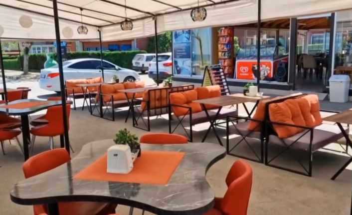 Alkollü sürücü traktör ile kafeye daldı