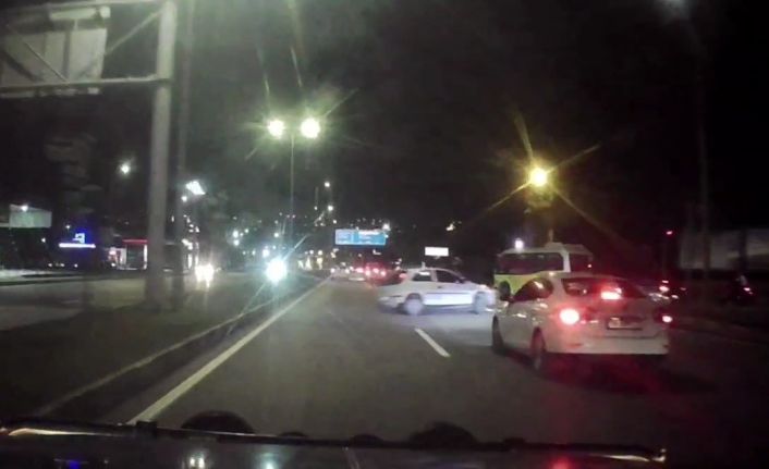 Alkollü ve ehliyetsiz sürücünün makas atıp kaza yaptığı anlar kamerada