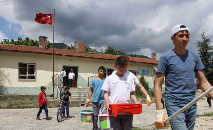 Amasya’da köy okulunu liselilerin ‘tamir takımı’ boyadı
