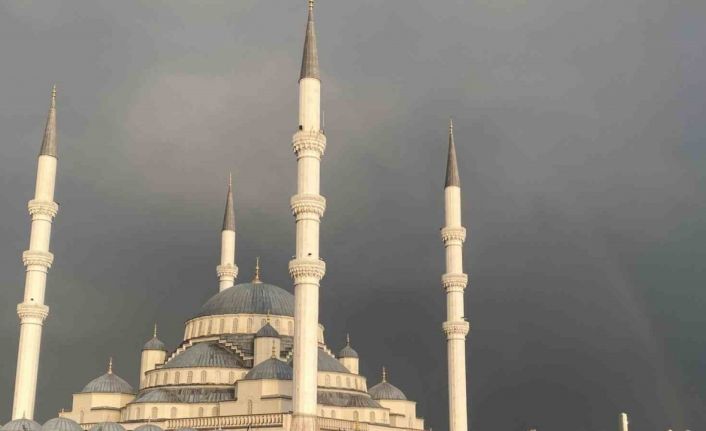 Ankara semaları gökkuşağı ile renklendi