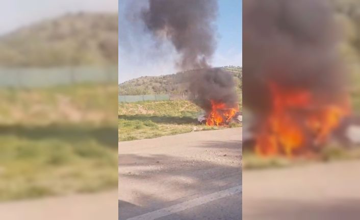 Ankara’da boş arazide araç yangını