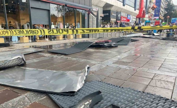 Ankara’da fırtına mağazanın talelasını uçurdu