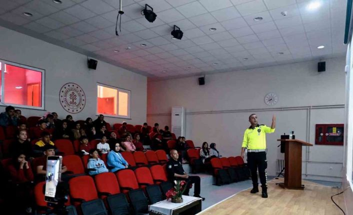 Ankara’da polisten öğrencilere trafik eğitimi