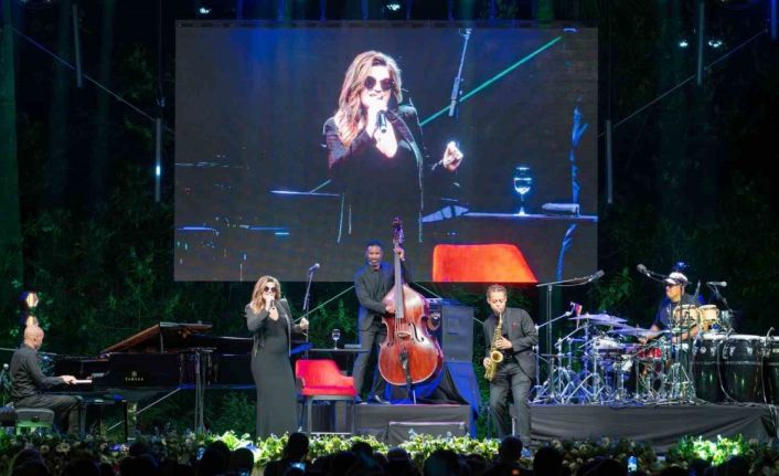 Anne olmaya hazırlanan Melody Gardot Antalyalı müzikseverlerle buluştu