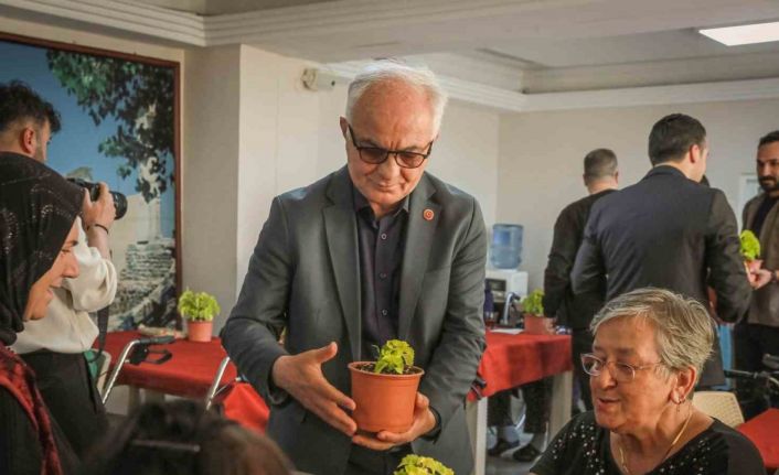 Anneler Günü’nde huzurevi sakinlerine sürpriz ziyaret